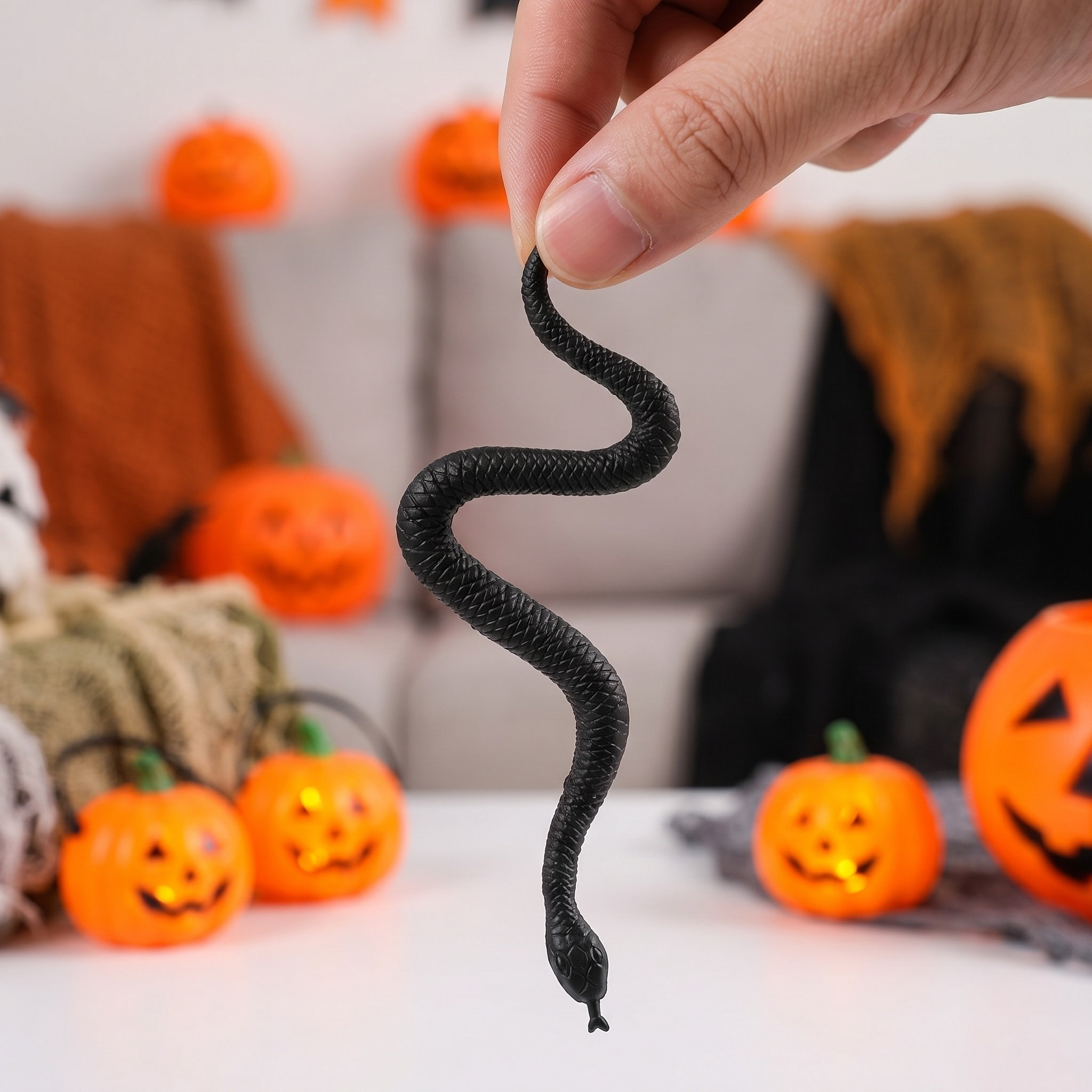 Prank Toys - ハロウィーンの装飾やいたずらに使える、リアルな蛇の小道具100個入り – 生きているかのような人工動物のおもちゃ